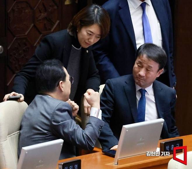 한병도 더불어민주당 원내대표가 15일 국회에서 열린 본회의에서 박홍근·고민정 의원과 대화하고 있다. 2026.1.15 김현민 기자