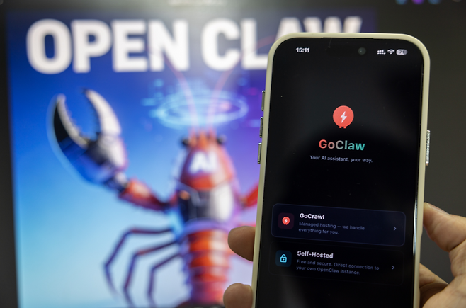 11일 중국 동부 저장성 후저우시에서 AI 에이전트 ‘오픈클로(OpenClaw)’를 실행 중인 휴대폰 화면을 보여주는 모습. 빨간 랍스터가 아이콘이어서 중국에선 ‘랍스터’라는 별명으로 불린다. 신화통신 뉴시스