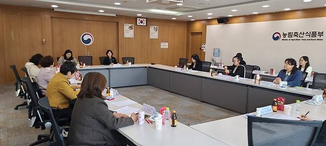 2026년 제1차 여성농업인 육성정책심의회에서 참석자들이 제6차 여성농업인 육성 기본계획을 논의하고 있다. (사진=농림축산식품부)