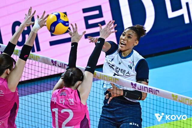 GS칼텍스 지젤 실바가 지난달 26일 인천 삼산월드체육관에서 열린 흥국생명과 2025∼2026 V리그 6라운드 경기에서 공격을 하고 있다. 한국배구연맹 제공
