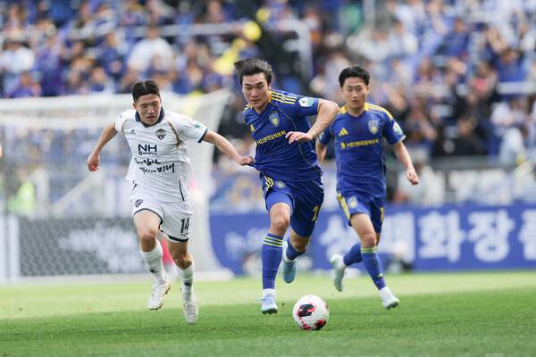 울산HD의 조현택이 22일 울산문수축구경기장에서 열린 K리그1 김천 상무와 경기에서 돌파하고 있다.한국프로축구연맹 제공