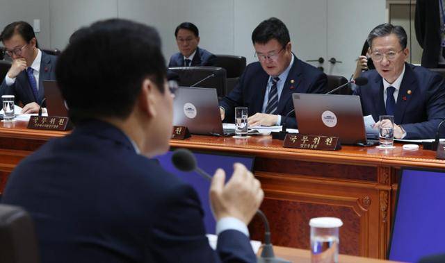 이재명(맨 앞 뒷모습) 대통령이 지난해 12월 2일 서울 용산 대통령실에서 열린 국무회의 도중 정성호(맨 오른쪽) 법무부 장관에게 질문을 하고 있다. 왕태석 선임기자