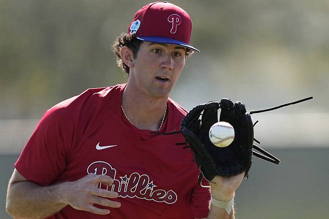 <yonhap photo-1488=""> FILE - Philadelphia Phillies Andrew Painter fields a ground ball during a spring training baseball workout, Feb. 21, 2023, in Clearwater, Fla. (AP Photo/David J. Phillip, File) FILE PHOTO./2024-12-24 11:37:37/ <저작권자 ⓒ 1980~2024 ㈜연합뉴스. 무단 전재 재배포 금지, AI 학습 및 활용 금지></yonhap>