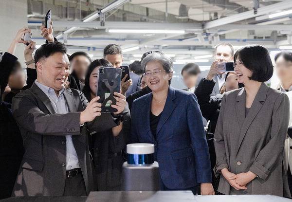 리사 수(가운데) AMD CEO가 지난 18일 네이버 제2사옥 1784를 둘러보고 있다. 네이버 제공