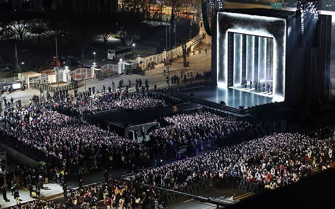 방탄소년단(BTS)이 21일 서울 종로구 광화문광장에서 컴백을 기념해 'BTS 컴백 라이브 : 아리랑' 공연을 선보이고 있다. 사진공동취재단