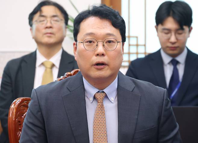 천하람 개혁신당 원내대표가 이재명 대통령이 최근 강조한 '결혼 페널티 철폐'와 '급여 투명화' 정책에 대해 공감 의사를 밝히며 관련 법안 처리를 촉구했다사진은 천하람 개혁신당 원내대표가 19일 오후 서울 여의도 국회에서 열린 초당적 개헌추진을 위한 제정당 연석회의에서 발언하고 있는 모습. /사진=공동취재