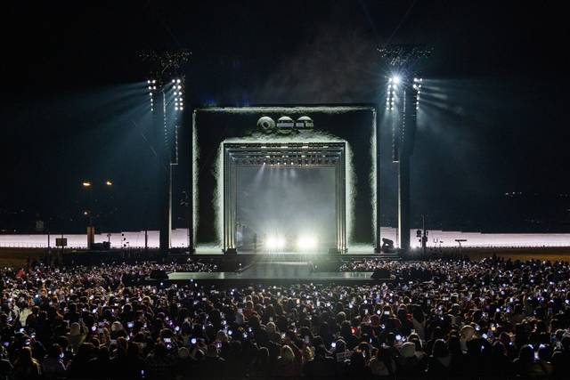 그룹 방탄소년단(BTS)이 21일 서울 광화문 광장에서 정규 5집 ‘아리랑’(ARIRANG) 발매를 기념해 무료 공연 ‘BTS 컴백 라이브: 아리랑’(BTS THE COMEBACK LIVE|ARIRANG)을 열고 있다. 빅히트 뮤직 넷플릭스 제공