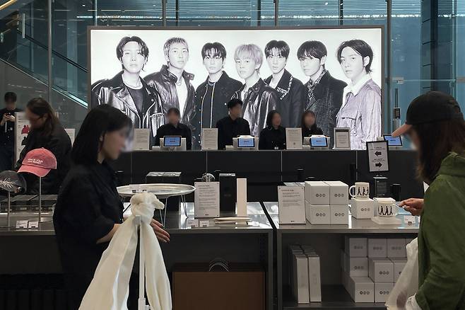 방탄소년단(BTS) 컴백을 하루 앞둔 20일 서울 용산구 하이브 사옥에 문을 연 '아리랑' 팝업스토어를 찾은 팬들이 관련 굿즈를 살펴보고 있다. 연합뉴스