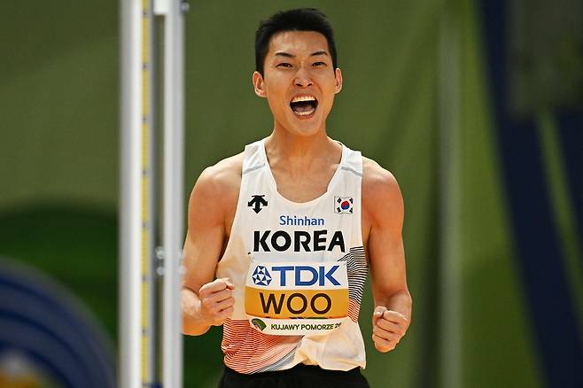 우상혁이 21일(현지 시간) 폴란드 토룬 쿠야프스코-포모르스카 아레나에서 열린 2026 세계실내육상경기선수권대회 남자 높이뛰기 결선에서 2m 26을 넘어 공동 3위에 올랐다. AFP연합뉴스