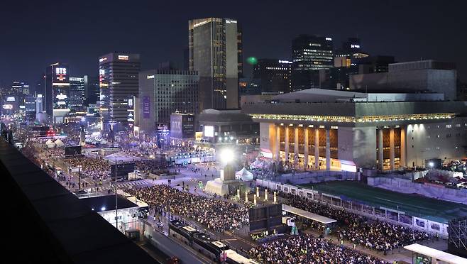 21일 오후 방탄소년단(BTS)의 ‘BTS 컴백 라이브: ARIRANG’ 공연이 열린 서울 광화문 광장 일대 모습. 사진공동취재단