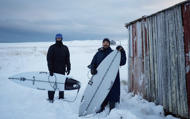 노르웨이 북부 핀마르크 해안에서 서핑을 위해 이동한 스웨덴 출신 서퍼 팀 라테(왼쪽)와 호주 출신 서퍼 딜런 그레이브스가 서핑보드를 들고 기념사진을 찍고 있다. CNN