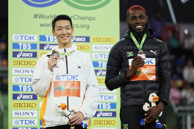 동메달을 들고 웃고 있는 우상혁. AP