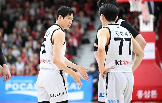 수원KT 김선형(왼쪽)과 강성욱. /사진=KBL 제공