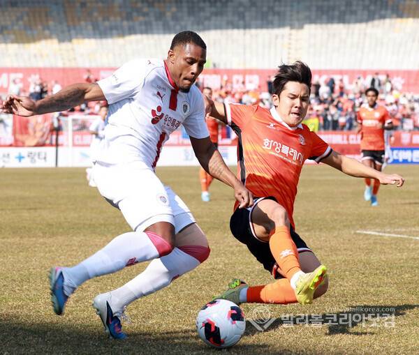 K리그2, 용인FC 기브리엘이 드리볼 공격을 하는 모습.2026.03.22.