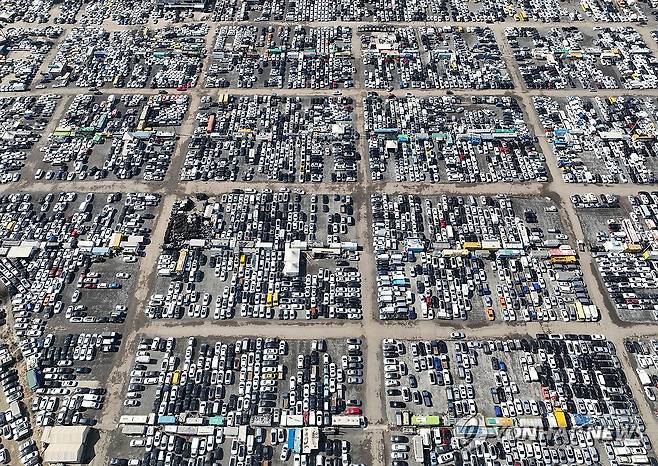 중동 사태로 중고차 수출 시장도 긴장 (인천=연합뉴스) 류영석 기자 = 중동 사태 영향으로 중고차 전체 수출 중 약 3분의 1을 차지하는 중동 지역 중고차 수출에도 큰 차질이 빚어지는 가운데 8일 인천시 연수구 옥련동 옛 송도유원지의 중고차 수출단지에 차량들이 빼곡히 주차되어 있다. 2026.3.8 ondol@yna.co.kr