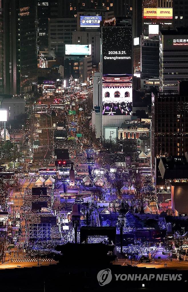 공연 앞두고 보라색으로 물든 광화문 (서울=연합뉴스) 김성민 기자 = 그룹 방탄소년단(BTS)이 정규 5집 '아리랑'(ARIRANG) 발매를 기념해 무료 공연 'BTS 컴백 라이브: 아리랑'(BTS THE COMEBACK LIVE|ARIRANG)을 여는 21일 서울 광화문 광장에서 '아미'(BTS 팬덤)들이 공연을 기다리고 있다. 2026.3.22 ksm7976@yna.co.kr