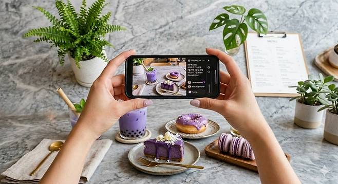 디저트 업계를 강타한 '말차 열풍'의 뒤를 이을 차세대 재료로, 필리핀에서 전통적으로 즐겨 먹는 자색고구마 계열인 '우베(ube)'가 급부상하고 있다. 사진=구글제미나이생성