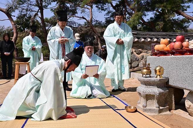 지난해 진행한 다산 묘제에서 초헌관 김시업 전 실학박물관장·실시학사 이사장이 초헌례를 하고 있다.