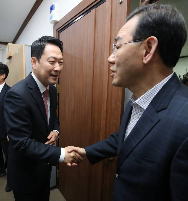 장동혁(왼쪽) 국민의힘 대표가 22일 오전 대구 수성구 국민의힘 대구시당에서 열린 간담회에 참석해 주호영 의원과 인사 나누고 있다. 뉴스1