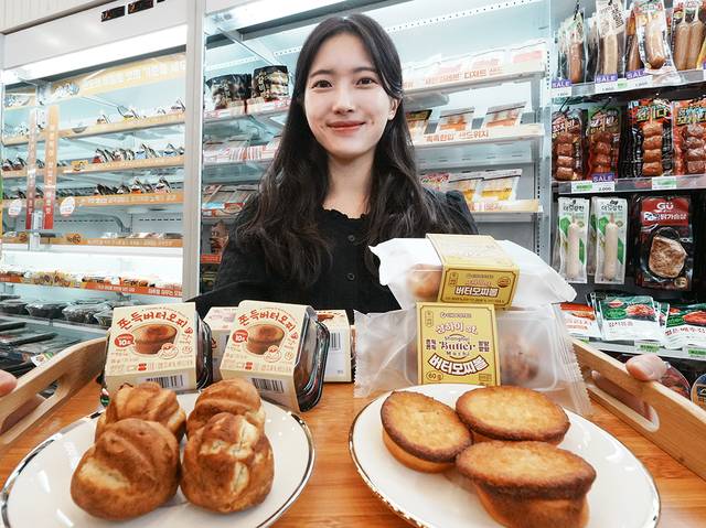 편의점 세븐일레븐은 새롭고 이색적인 맛을 좇는 잘파세대(Z세대+알파세대)의 디저트 소비 트렌드에 발맞춰 ‘버터떡’ 시리즈를 선보인다.(세븐일레븐 제공)