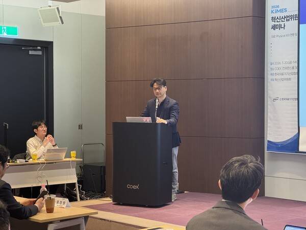 의료 Physical AI의 현황과 전망에 대해 발표하는 서우근 삼성서울병원 신경과 교수(얼전트 대표) / 디멘시아뉴스