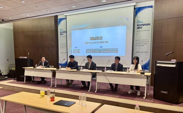 패널토의 시간, 왼쪽부터 류정원 힐세리온 대표, 서우근 교수, 노두현 대표, 송희석 씨어스테크놀로지 CTO, 이승미 제이앤피메디 전무 / 디멘시아뉴스