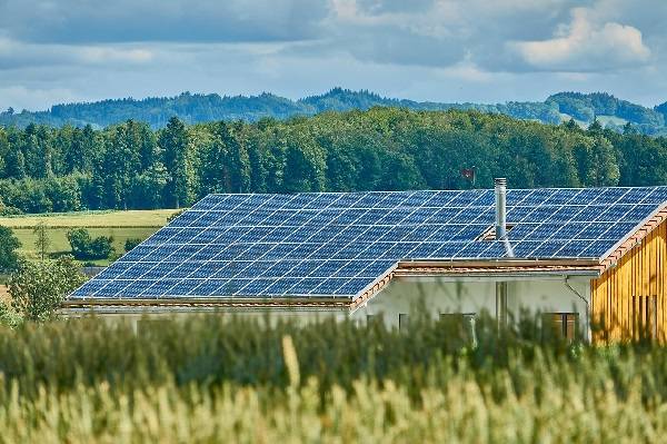 최근 전기요금 상승과 기후위기 우려 속에서 일반 가정의 태양광 설치 의향이 높아지고 있으며, 전기요금 절감, 에너지 독립, 환경 보호를 이유로 선택하는 가구가 늘고 있다. ⓒ픽사베이