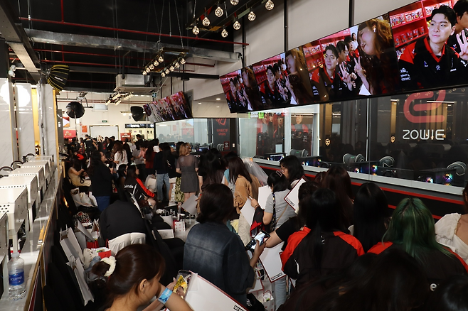 선수들을 직접 만나기 위해 긴 시간을 기다림에도 웃음이 끊이지 않았다.