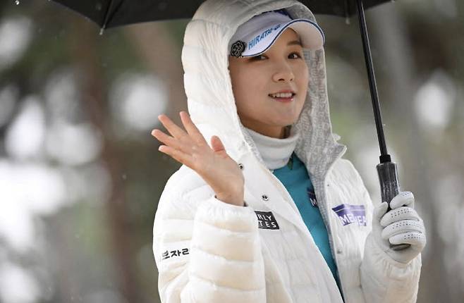 박현경이 20일 일본 지바현의 무라사키 컨트리클럽에서 열린 JLPGA 투어 V포인트·SMBC 레이디스 골프 토너먼트 1라운드에서 이동하며 미소짓고 있다.(사진=JLPGA 투어 SNS)