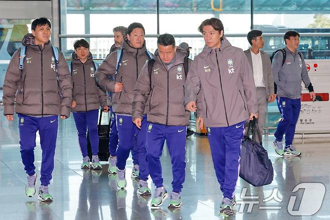올해 첫 소집 훈련과 평가전을 앞둔 홍명보 축구 국가대표팀 감독이 23일 오전 인천국제공항 2터미널에서 영국 런던으로 출국하기 위해 이동하고 있다. 대표팀은 오는 28일 코트디부아르, 내달 1일 오스트리아와 평가전을 치른다. 2026.3.23 ⓒ 뉴스1 안은나 기자