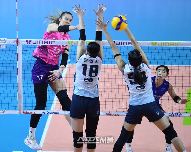 흥국생명 레베카가 20일 인천 삼산월드체육관에서 열린 2025~2026 V-리그 GS칼텍스와 경기에서 강타를 날리고 있다. 2025. 11. 20. 삼산 | 최승섭기자 thunder@sportsseoul.com