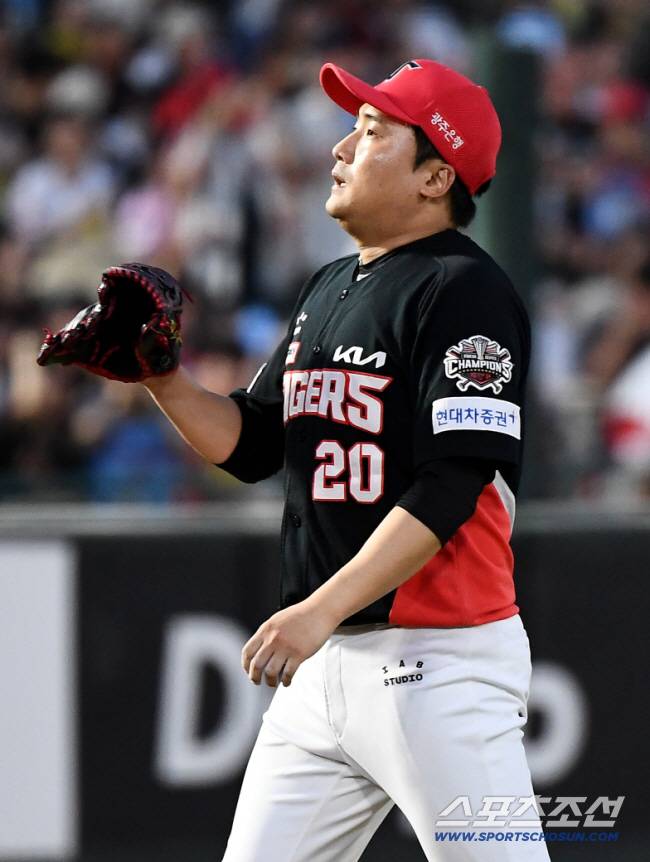 26일 부산 사직구장에서 열린 KIA와 롯데의 경기. 4회말 1사 고승민에게 솔로포를 허용한 이준영이 아쉬워하고 있다. 부산=정재근 기자 cjg@sportschosun.com/2025.7.26/