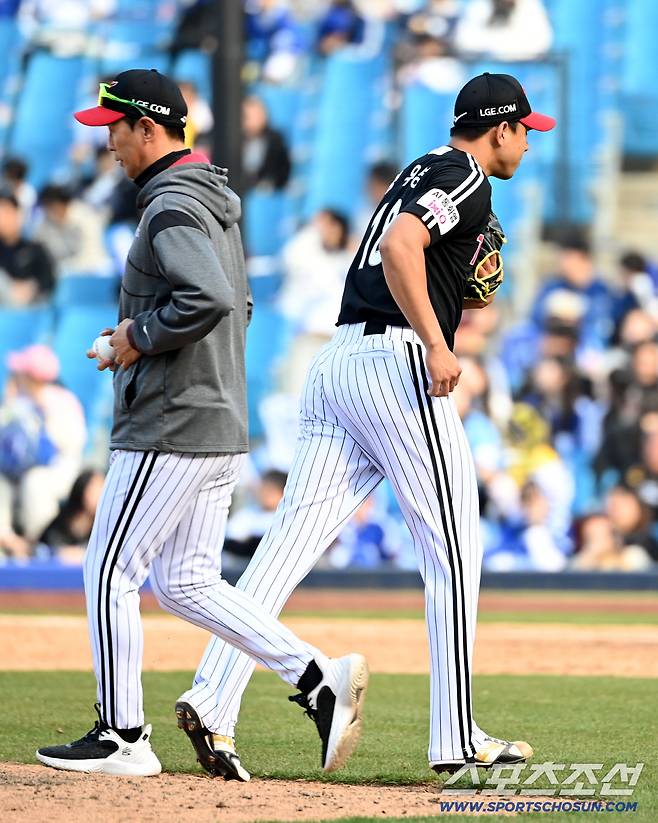 22일 대구삼성라이온즈파크에서 열린 LG와 삼성의 시범경기. 9회말 무사 만루 LG 정우영이 삼성 전병우에 밀어내기 볼넷을 내주며 실점 한 뒤 마운드를 내려가고 있다. 대구=허상욱 기자wook@sportschosun.com/2026.03.22/