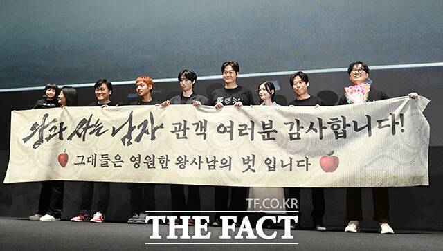 '왕과 사는 남자' 개봉 7주 차에도 주말 박스오피스 1위를 굳건하게 지켰다. 사진은 배우 박지윤과 김수진, 이준혁, 박지훈, 김민, 유지태, 전미도, 유해진, 장항준 감독(왼쪽부터)이 17일 오후 서울 강남구 메가박스 코엑스에서 열린 영화 ‘왕과 사는 남자’ 무대인사에 참석해 포즈를 취하고 있는 모습. /서예원 기자