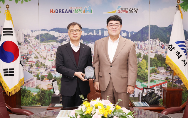 한국남부발전은 지난 20일 삼척빛드림본부가 지역발전 기여 공로로 삼척시 표창을 수상했다. / 남부발전