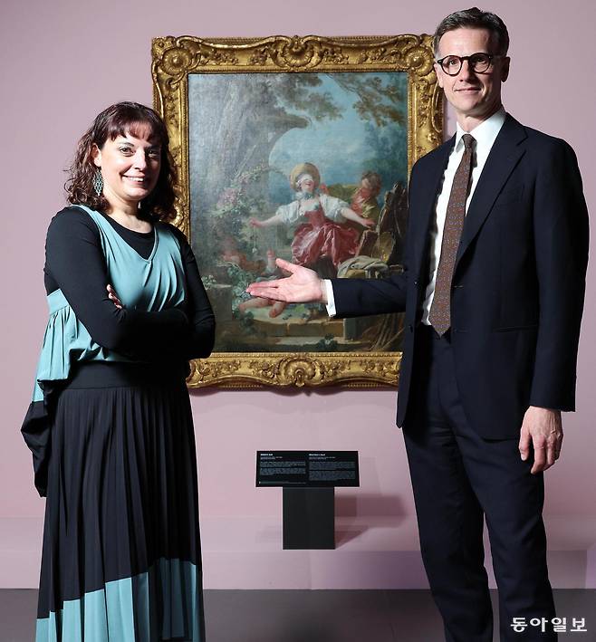 톨레도 미술관의 앤드리아 가드너 부관장(왼쪽)과 로버트 신들러 큐레이터가 장오노레 프라고나르의 작품 ‘까막잡기 놀이’ 앞에 섰다. 전영한 기자 scoopjyh@donga.com