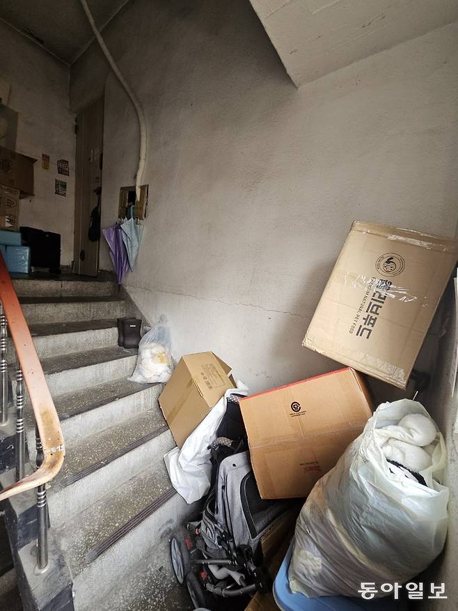 16일 오후 인천 남동구 구월동에서 생후 20개월 된 여아가 숨진 채 발견된 주택 앞에 쓰레기봉투와 유모차 등이 어지럽게 쌓여 있다. 인천=공승배 기자 ksb@donga.com