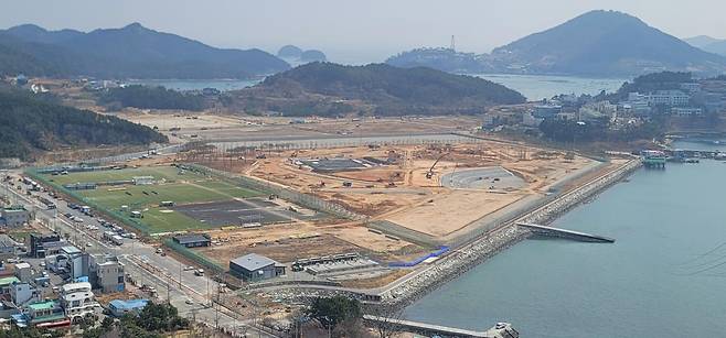 23일 전남 여수시 돌산읍 진모지구에 조성 중인 2026 여수세계섬박람회 주행사장의 공정률이 40%를 넘어섰으며, 7월 완공될 예정이다. 2026 여수세계섬박람회 조직위원회 제공.
