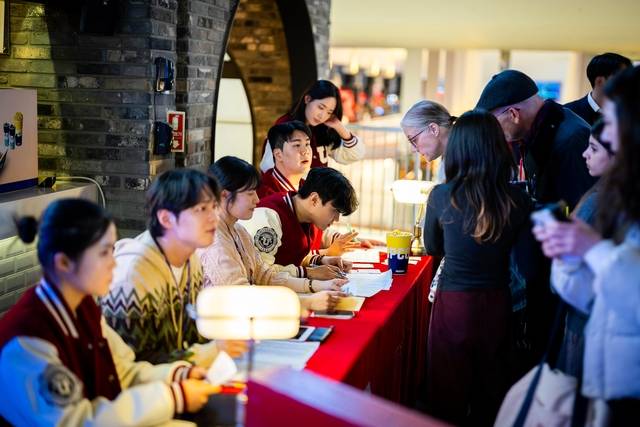 유타대학교 아시아캠퍼스 영화영상학과 학생들이 ‘호퍼스’ 특별 상영회 현장에서 관람객들에게 티켓을 배부하고 안내를 진행하고 있다.