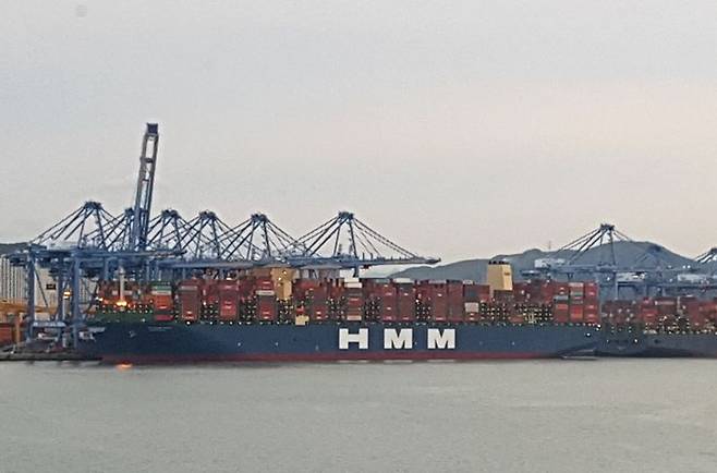 부산항 신항에서 하역과 선적 작업을 하고 있는 세계 최대 컨테이너선 'HMM 더블린호’ 모습. 사진=노주섭 기자