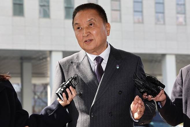 김영환 충북도지사가 23일 오전 서울 양천구 남부지방법원에서 열린 국민의힘 상대 가처분 신청 심문에 출석하며 취재진 질문에 답하고 있다. 뉴스1