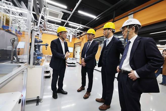 23일 대전 KAIST(한국과학기술원) 피지컬 AI 테스트베드 '카이로스' 구축 실증 시연 모습을 보고 있는 배경훈 부총리(왼쪽 두번째)와 이광형 KAIST 총장(오른쪽). KAIST 제공