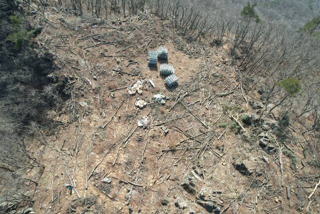 하늘에서 바라본 문경새재 케이블카 상부정류장 부지 모습. 나무가 베어진 중앙에 상부정류장을 설치하기 위한 구조물이 보인다. 녹색연합 제공