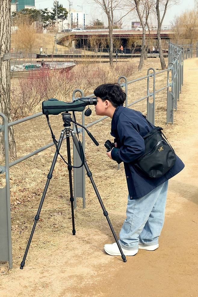 필드스코프로 왜가리를 탐조 중인 방채원 학생기자.