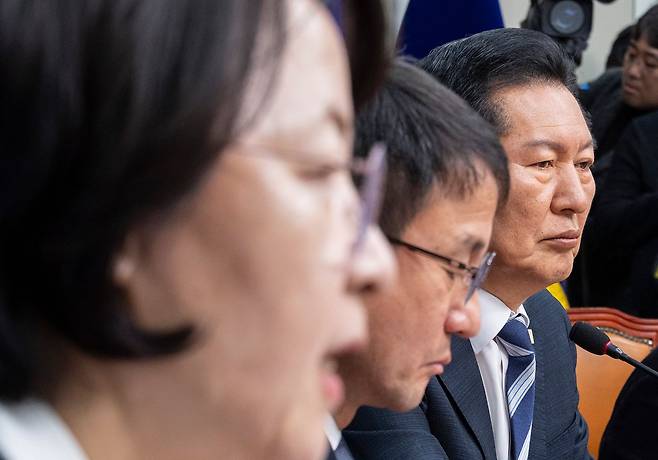 더불어민주당 정청래 대표가 지난 17일 국회에서 열린 검찰 개혁 입법인 중대범죄수사청법·공소청법 관련 기자회견에서 추미애 국회 법사위원장의 발언을 듣고 있는 모습. 연하뉴스