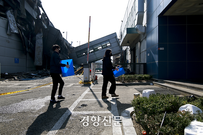 14명의 사망자가 발생한 대전 안전공업 화재 참사 현장에서 23일 경찰과 노동청 관계자들이 압수수색을 진행하고 있다. 대전|문재원 기자