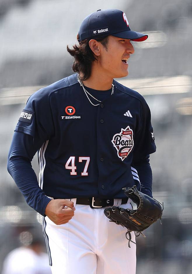 두산 곽빈이 23일 수원 KT위즈파크에서 열린 시범경기 KT전에 선발 등판해 무실점으로 이닝을 마무리하며 기뻐하고 있다. 두산 제공