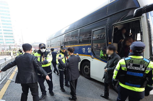 경찰 버스에서 내린 결혼식 하객들/ 사진=연합뉴스