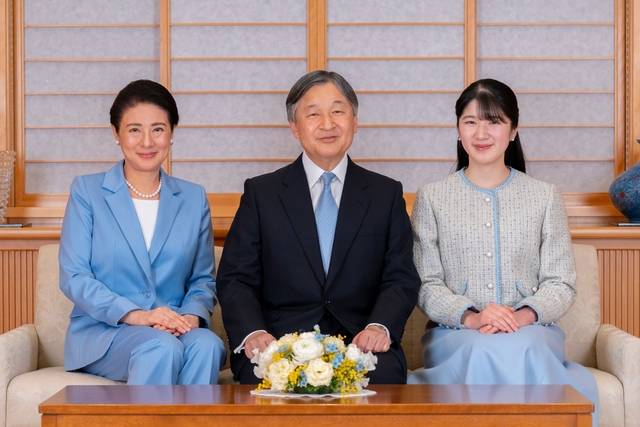 지난 2월 17일 일본 도쿄에서 나루히토(가운데) 일왕과 마사코(왼쪽) 왕비, 아이코 공주가 기념사진을 촬영하고 있다. AP 연합뉴스