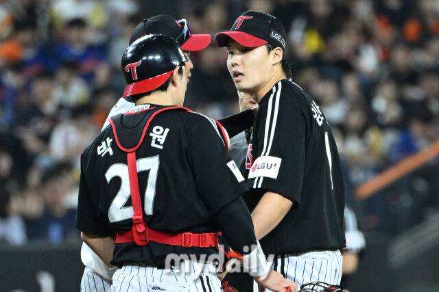 29일 대전 한화생명 볼파크 야구장에서 열린 '2025 신한 SOL BANK KBO리그' LG 트윈스와 한화 이글스 경기. LG 선발 임찬규가 6회말 무사 1루 한화 노시환에게 안타를 내주고 교체되고 있다./마이데일리